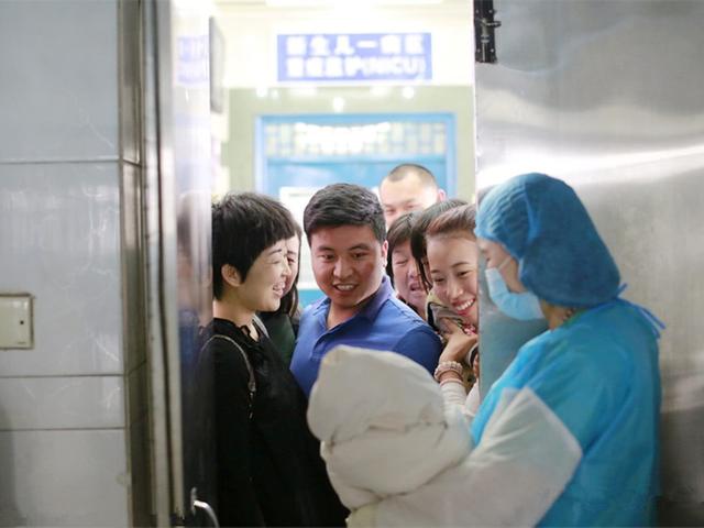 产妇生下男孩，第二天却变“小公主”，调查监控后，大家都乐了