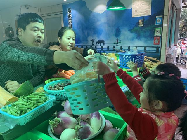 孩子乱花钱，妈妈带他去了一个地方，让娃一生受益，值得父母学习