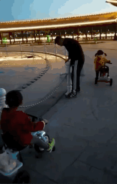 三张图看出孩子教养，网友：“这么好的娃，咋教出来的？”