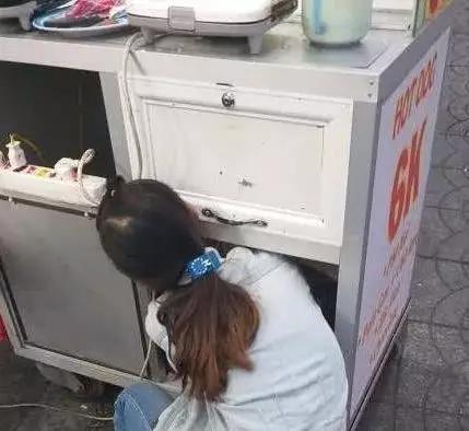 年轻妈妈路边摆摊卖早餐，看到一旁7个月大宝宝，让人心里难受