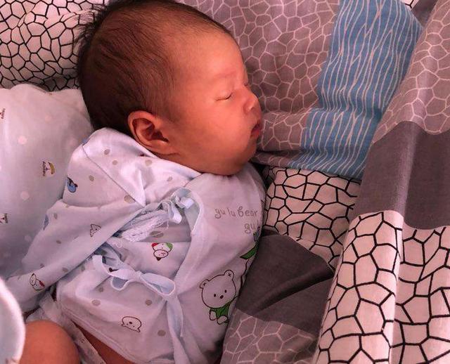 为什么中国孩子多是扁头，外国孩子是圆头？女孩比男孩还吃亏