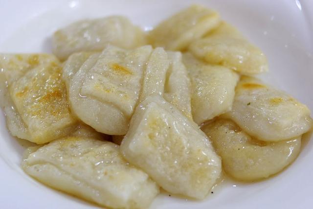 女性在哺乳期要少吃这2种东西,可能会影响乳汁,造成宝宝胀气