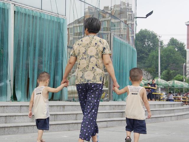 老人带娃总是不讨好，这三大行为常成矛盾中心，宝妈们看法不一