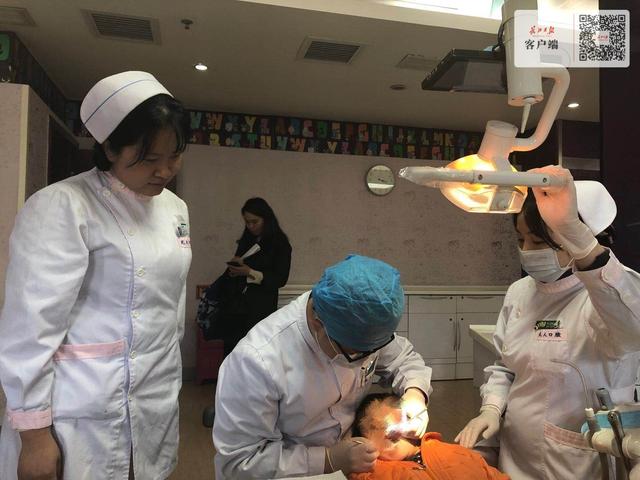 七旬外婆看孙女拔牙出血犯病险晕倒，怀孕护士扶她上牙椅贴心看护
