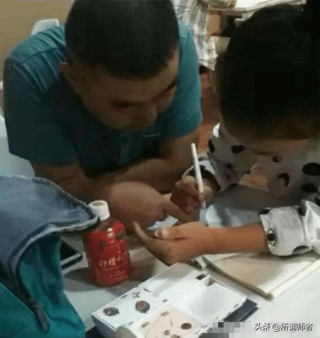 “学霸爸爸”辅导孩子写作业走红，网友：这才是辅导的正确方式
