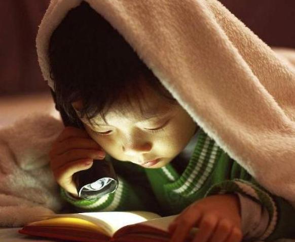 假如你生的是儿子，15岁前“逼他”读完几本书，将来跪着谢谢你