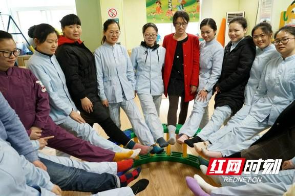 这里的医护人员今天都穿错了袜子……