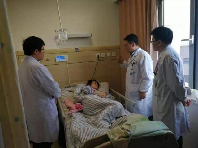 妇产诞下3.8斤男婴，宝宝生命垂危，父亲放弃前的一番话十分感人