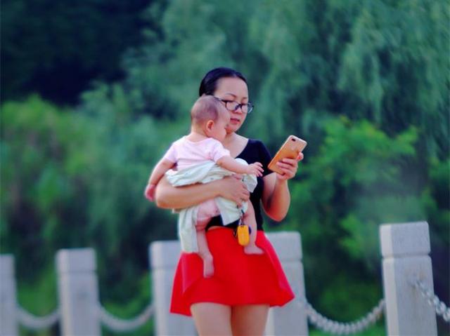 妈妈是不是亲自带娃，一打眼就能辨别出来，过来人都知道这区别