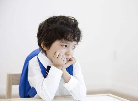孩子性格胆小内向 如何能让孩子变得开朗自信起来