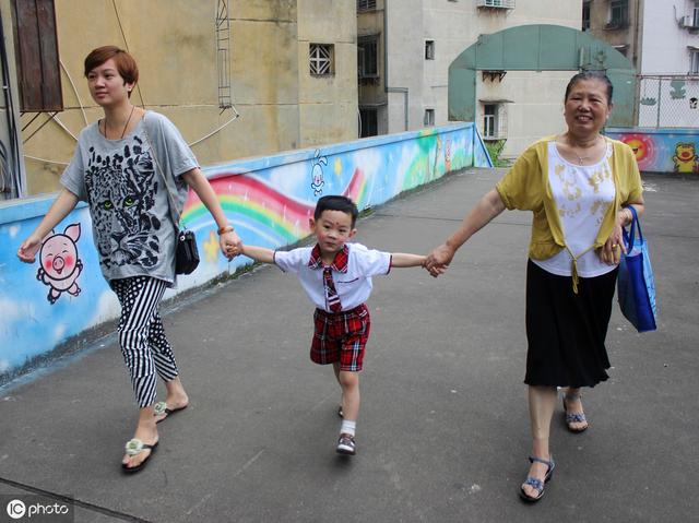 老人带孙子，是两代吵架的导火索，专家建议爷爷奶奶这么带娃