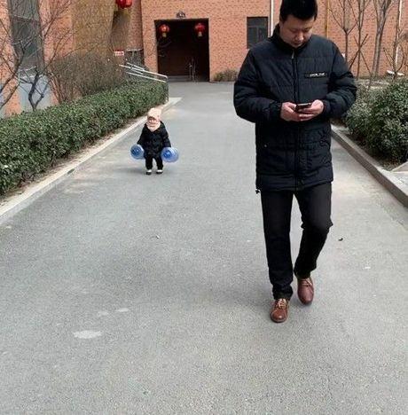 奶爸带娃出门换水，萌娃拎着水桶，网友：娃为这个家付出了太多