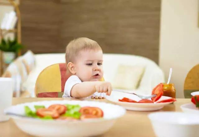 实用！7-24个月宝宝辅食喂养，妈妈照着做，再也不愁娃缺营养了！