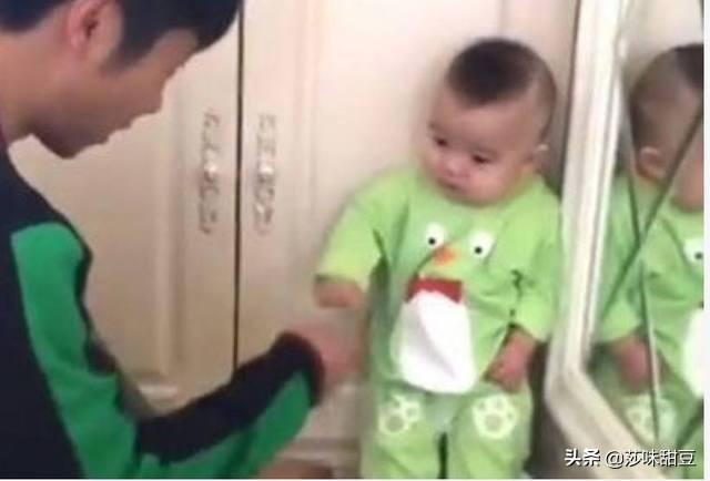 宝宝深夜看电视被爸爸罚站，委屈地看着爸爸，小表情简直太可爱了