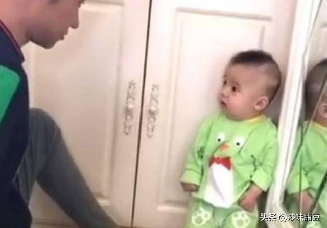 宝宝深夜看电视被爸爸罚站，委屈地看着爸爸，小表情简直太可爱了