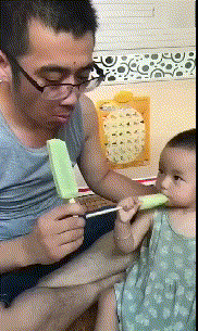 爸爸和宝宝一起吃＂雪糕＂，宝宝越吃越不对劲，看清后直接笑喷