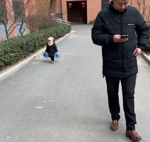奶爸带娃出门换水，萌娃拎着水桶，网友：娃为这个家付出了太多