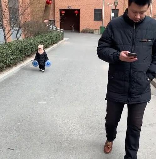 奶爸带娃出门换水，萌娃拎着水桶，网友：娃为这个家付出了太多