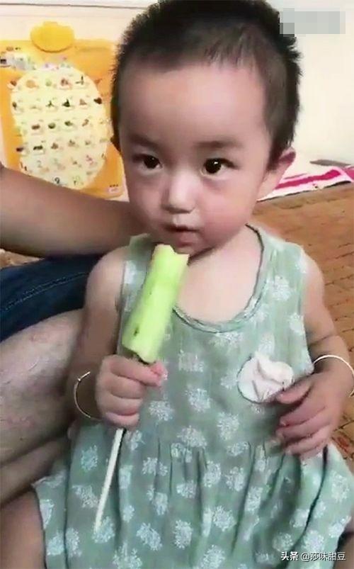 爸爸和宝宝一起吃＂雪糕＂，宝宝越吃越不对劲，看清后直接笑喷