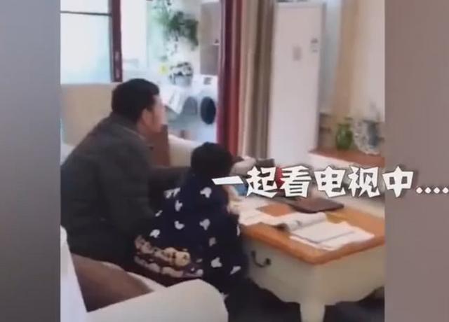 爸爸带娃的另一番景象，听到老婆声音一秒入戏，网友：满满求生欲