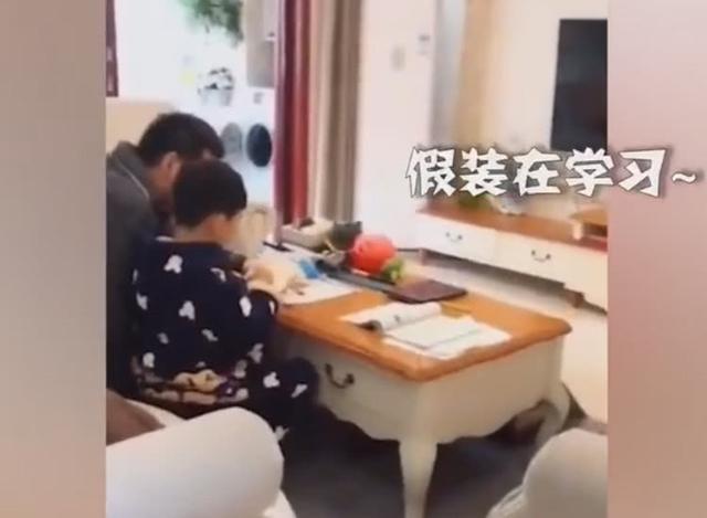 爸爸带娃的另一番景象，听到老婆声音一秒入戏，网友：满满求生欲
