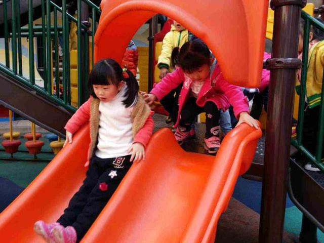 5岁男童幼儿园玩滑梯窒息，这种衣服再好看也不要给娃穿，很危险