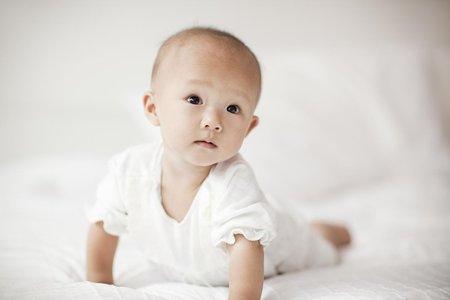 2岁宝宝脾气大常哭闹，妈妈学会这几招，轻松应对孩子坏脾气