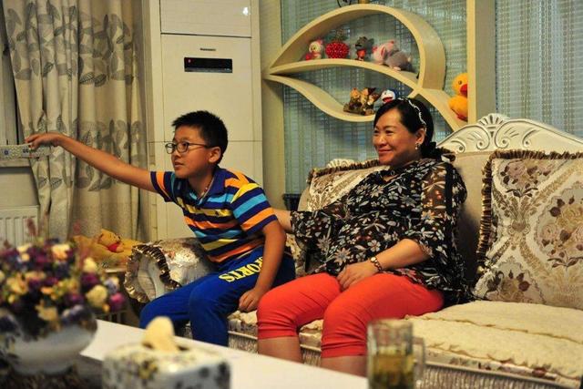 二胎政策一放开，中年夫妻纷纷“强行二胎”，如今生活的如何？