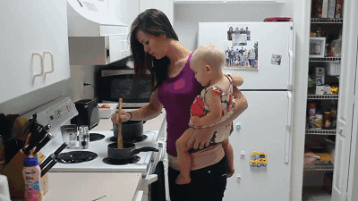 一边带娃一边做饭，这位全职妈妈是怎么做到的？