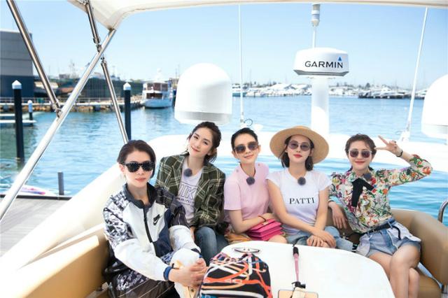 妻子的浪漫旅行：四位聊孩子滔滔不绝，她也有俩孩子却一直不发言