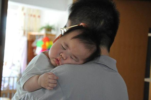 宝宝在地上睡着，爸爸故意打开吸尘器，接下来宝宝的反应让人笑抽