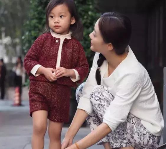 妈妈爱打扮和不爱打扮，孩子性格大不一样，越早知道越好