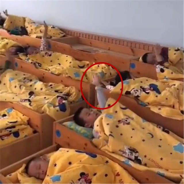 幼儿园午睡时间，老师在群里发了段视频，家长群里热闹了