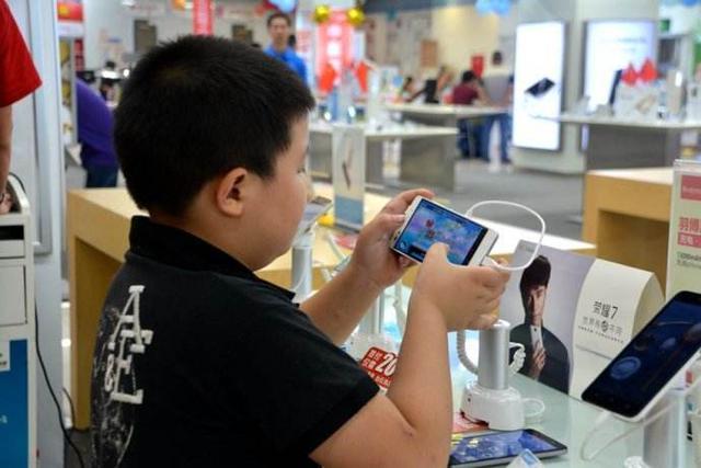 打工辛苦攒下27万，却被15岁儿子全部转走，孩子的话让人意外