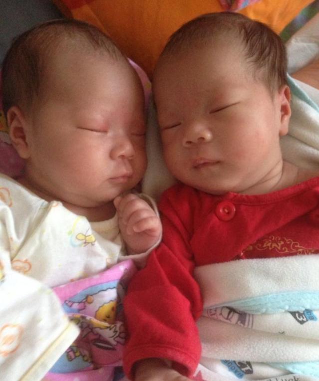 刚出生的双胞胎，洗澡时还以为在妈妈肚子里，他们真有心电感应吗