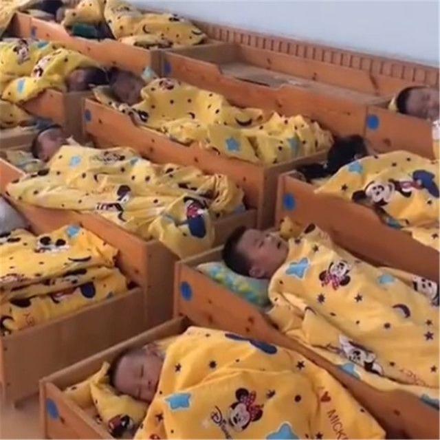 幼儿园午睡时间，老师在群里发了段视频，家长群里热闹了