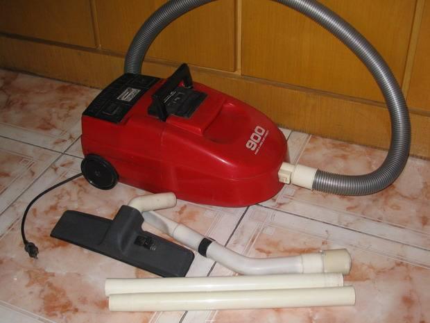 宝宝在地上睡着，爸爸故意打开吸尘器，接下来宝宝的反应让人笑抽