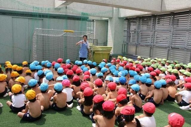 日本“半裸幼儿园”引争议，这是什么奇葩教育法？网友：毁三观