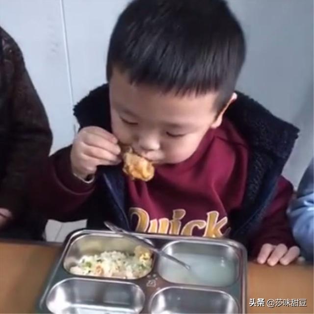 宝宝第一天上幼儿园，老师给妈妈发视频，看到画面后不淡定了
