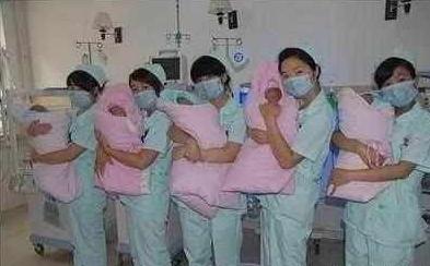 产妇生下五胞胎，在看到婴儿性别后医生无语，家里人却很开心！