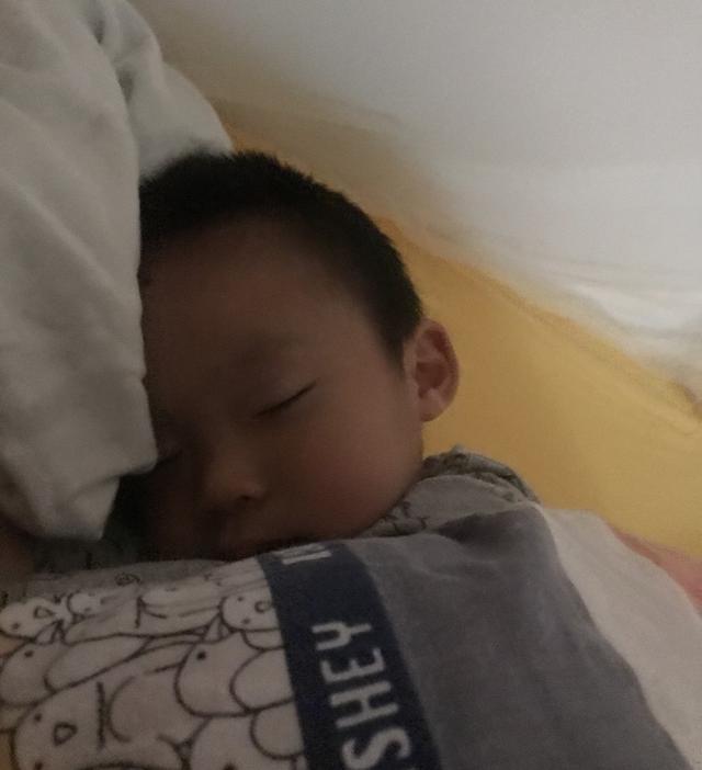孩子晚上睡觉有这3个动作，说明是缺钙了！宝妈不要大意了