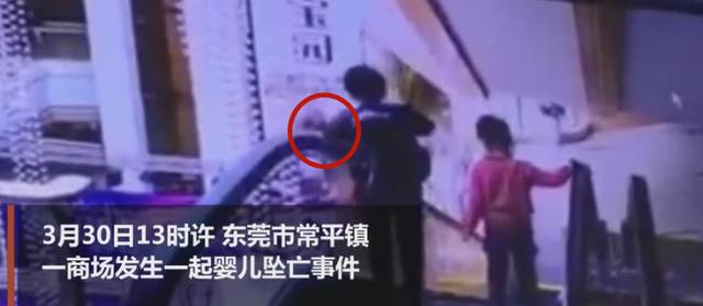 宝妈抱娃乘扶梯最好别使用这个姿势，可能会影响孩子骨骼发育