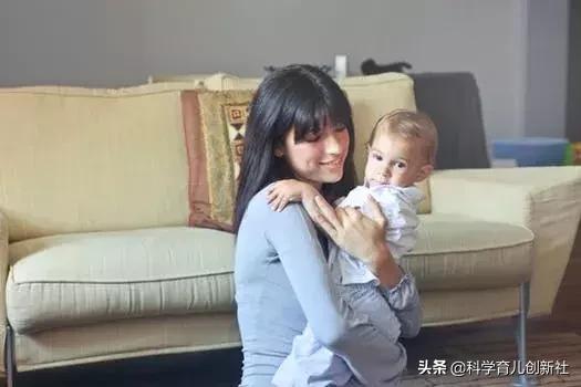 孩子太粘人不是好事！父母做好这3件事，让孩子更独立