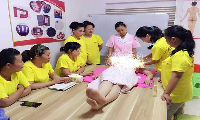 为什么催乳师能挤出很多奶水，宝妈自己却不行？是你方法没用对！