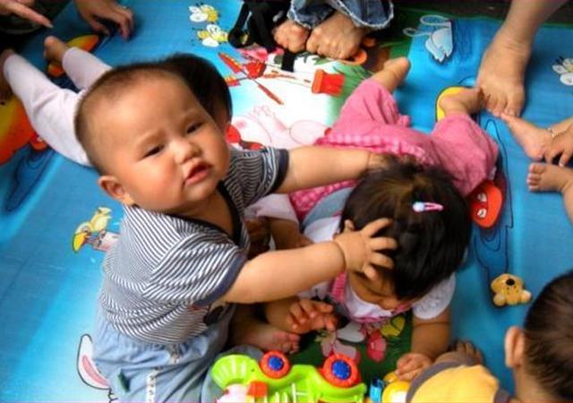 孩子的东西被抢，让他谦让还是让他抢回来？多数家长可能做错了