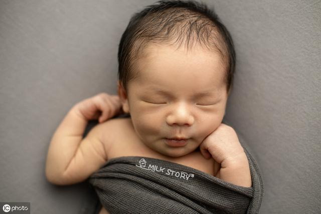 3个月宝宝睡觉老是摇头，预示有异常问题吗？看看科学解释是什么