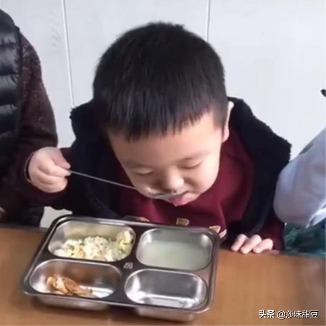 宝宝第一天上幼儿园，老师给妈妈发视频，看到画面后不淡定了