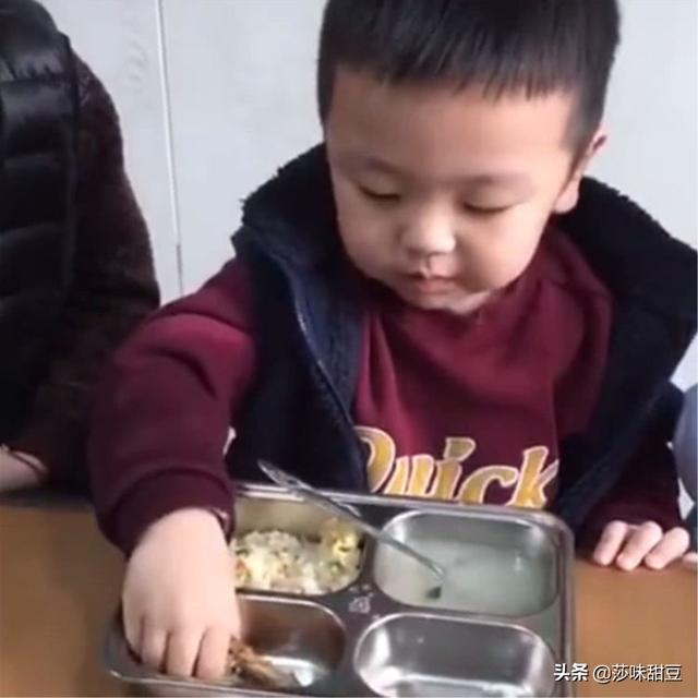 宝宝第一天上幼儿园，老师给妈妈发视频，看到画面后不淡定了