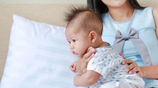 这些表现宝宝可能是肠绞痛，妈妈要了解，试一下这7个方式可减轻
