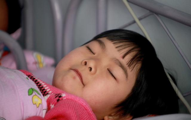 孩子晚上睡觉有这3个动作，说明是缺钙了！宝妈不要大意了